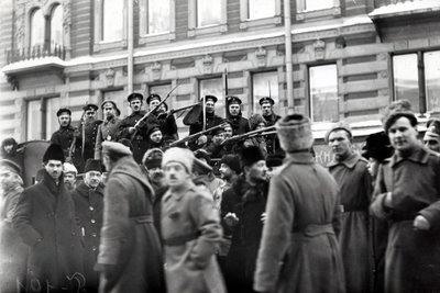 Revolutionaire soldaten en matrozen in de straten van Petrograd, februari 1917 door Russian Photographer